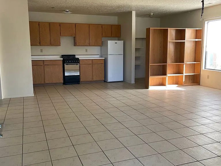 2210 W Alameda St — Photo 8