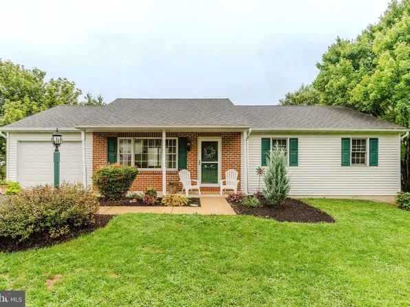 21 Edgewood Dr, Lititz, PA 17543