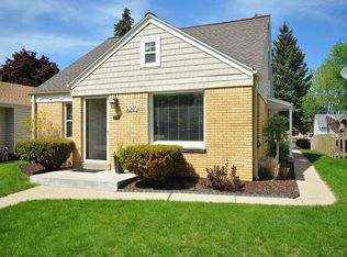 9240 W Metcalf Pl, Milwaukee, WI 53222