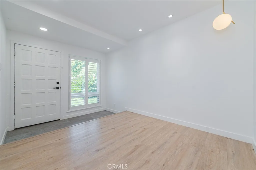 3 bed, 2.5 bath, 2266 sqft, $6,800 — Photo 3