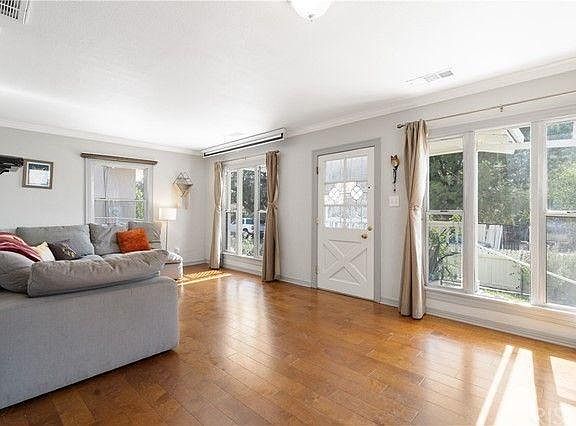 2nd image of 10724 Nassau Ave