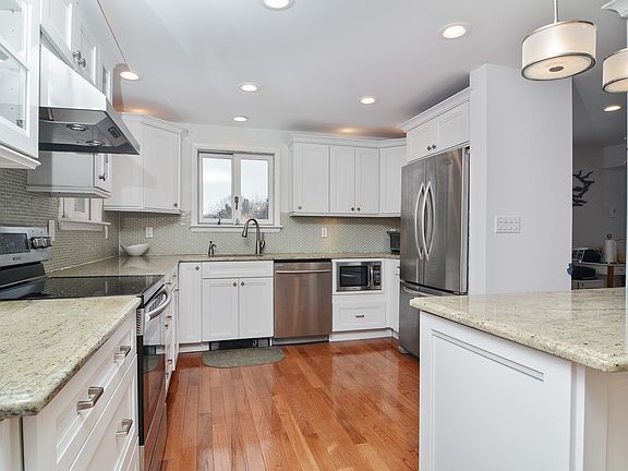 3rd image of 35 Wood Dr
