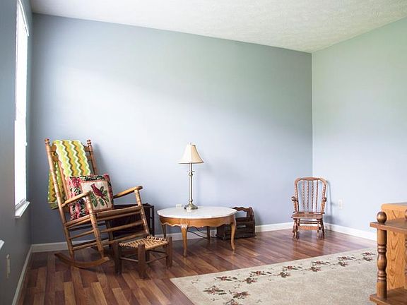 4th image of 38 Elkie Dr