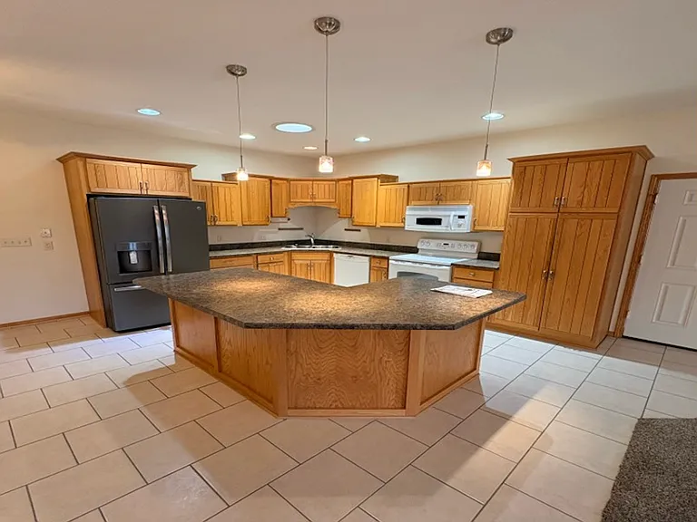 924 Elmridge Dr — Photo 4
