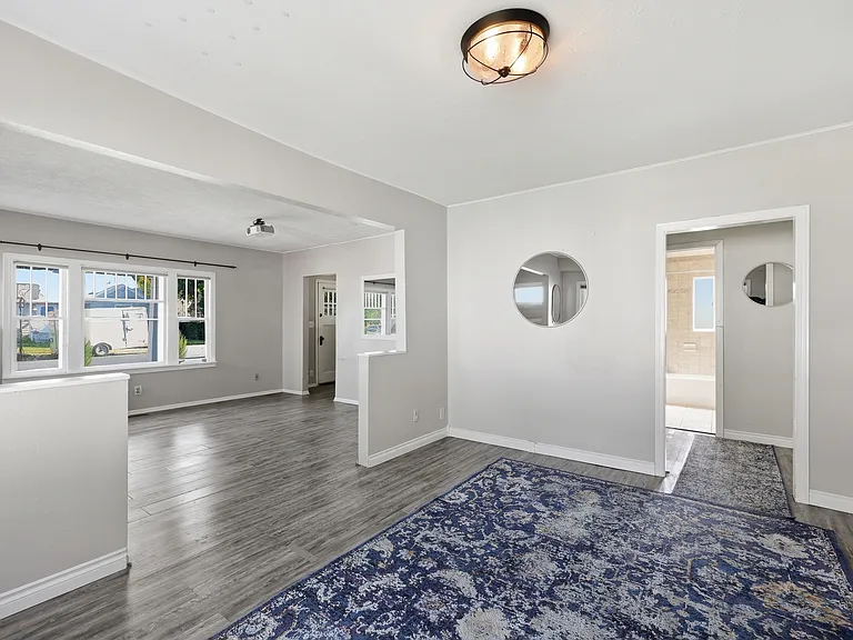 826 E 34th Ave — Photo 11