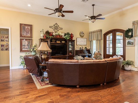 4th image of 4609 Angelle Dr