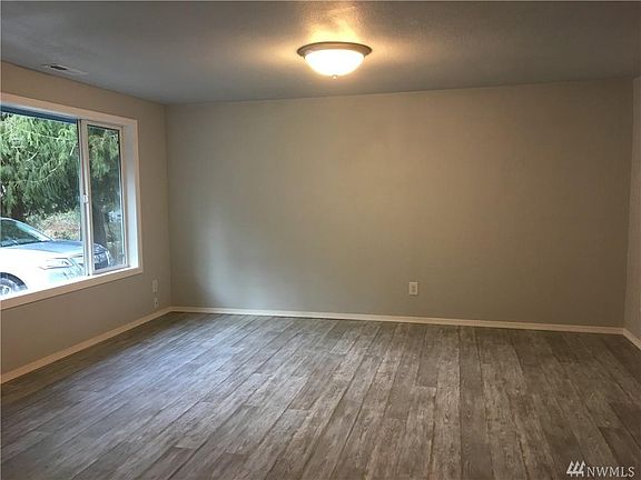 3rd image of 8448 Kittiwake St SE