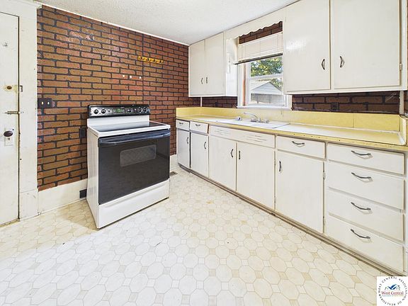 4th image of 108 S Lee St