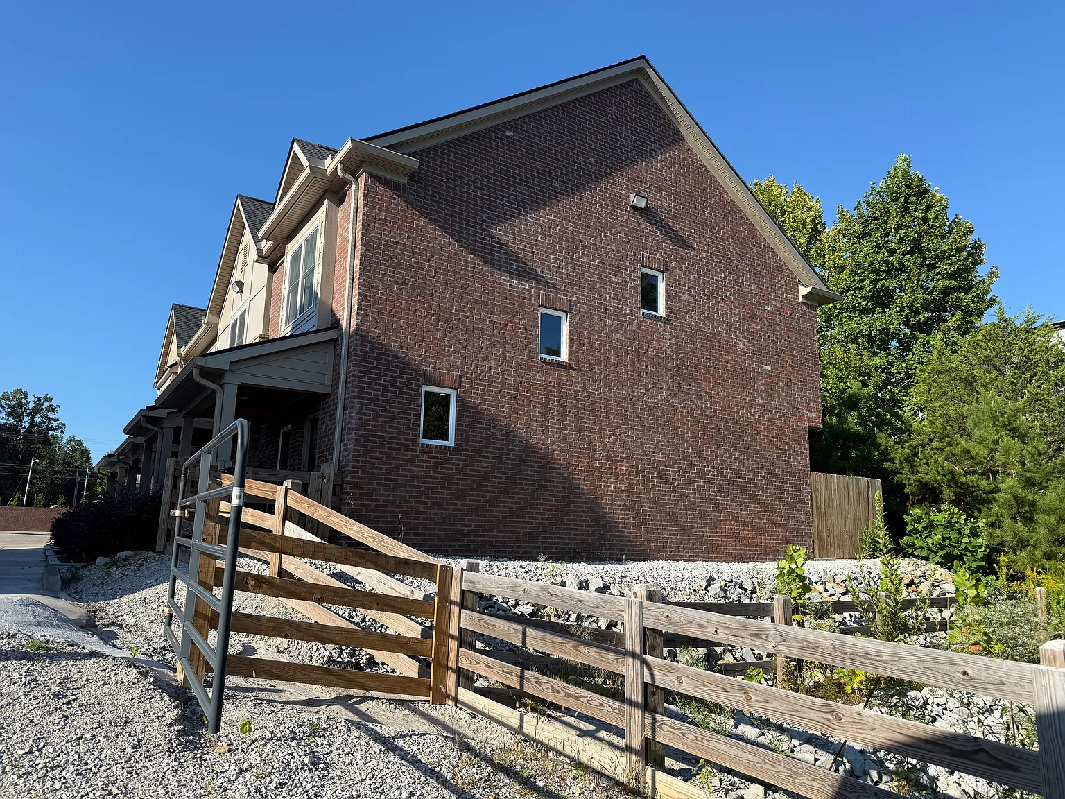 2 bed, 2.5 bath, 1200 sqft, $1,703 — Photo 3