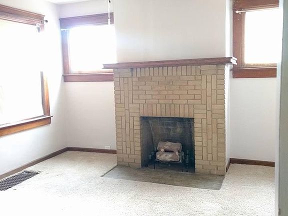Living Room, non-functioning fireplace