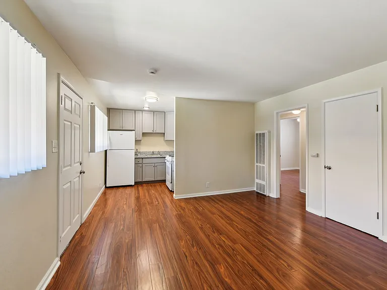 ROCKINGHAM APARTMENTS — Photo 23