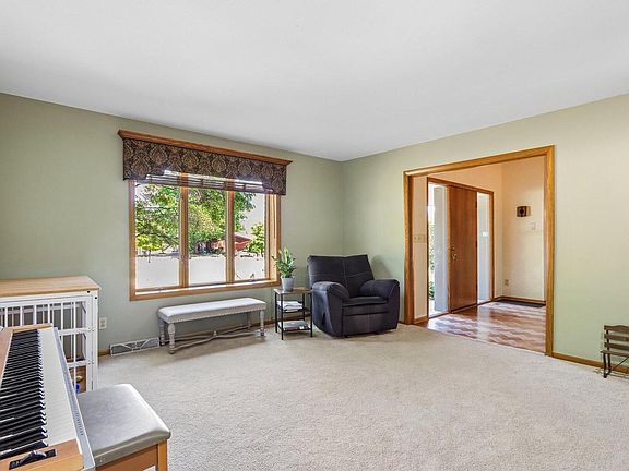 3rd image of 803 Knollwood COURT