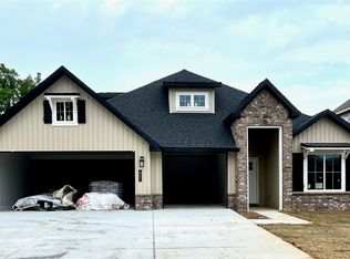 621 S Baggett St, Prairie Grove, AR 72753