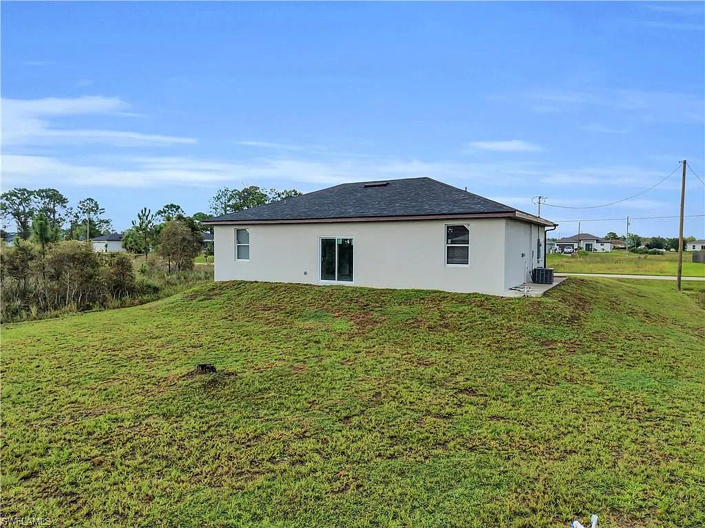 4 bed, 2.0 bath, 1500 sqft, $2,100 — Photo 2