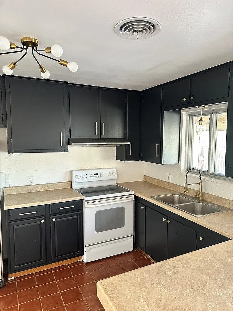 3 bed, 2.0 bath, 1296 sqft, $2,000 — Photo 3