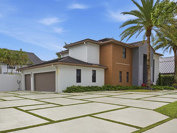 3rd image of 9467 NW 54th Doral Circle Ln