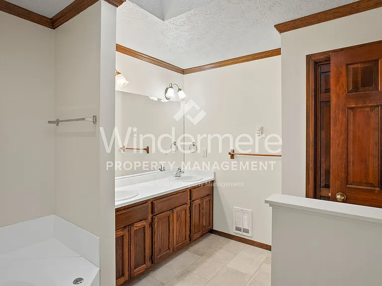 10435 N Iroquois Ct — Photo 17