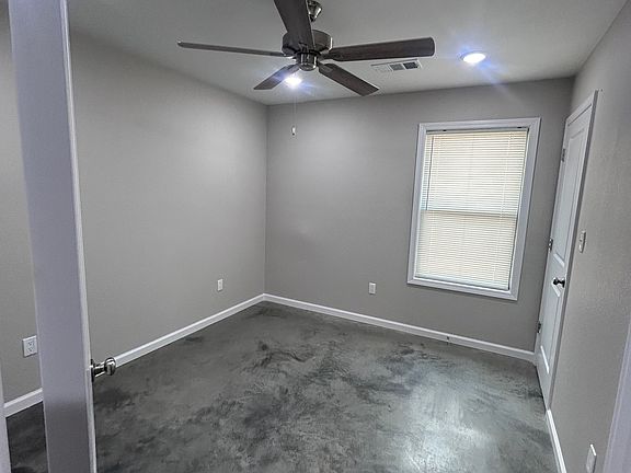 4th image of 305 Dallas Ave