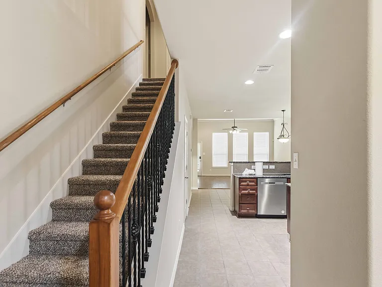 807 Clear Water Dr — Photo 5
