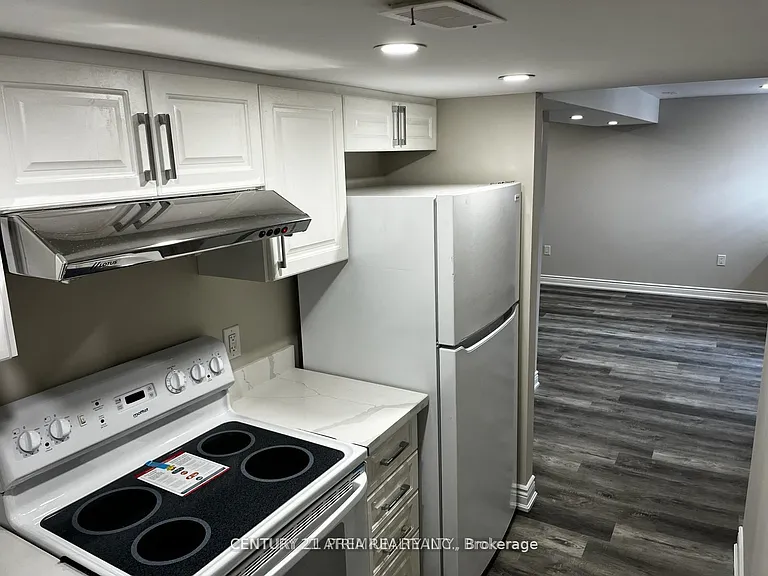 309 Alexander Cres NE — Photo 4
