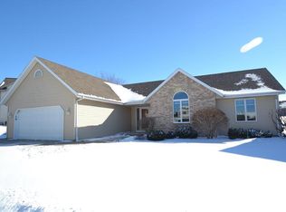 831 Hickory Ln, Hartford, WI 53027