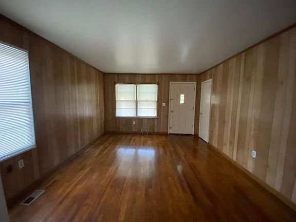 2nd image of 902 S Hill Ave