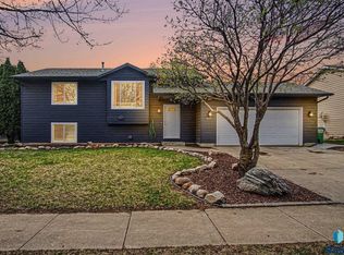 617 S Hickory Ln, Harrisburg, SD 57032