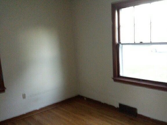 5th image of 3112 Gladstone Ave