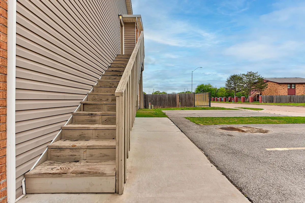 Building Photo - 1331 Glen Oaks Ct #4
