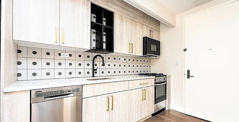 1st image of 218 Bainbridge St #1B