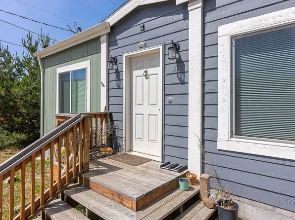 27 E Washington St, Rockaway Beach, OR 97136
