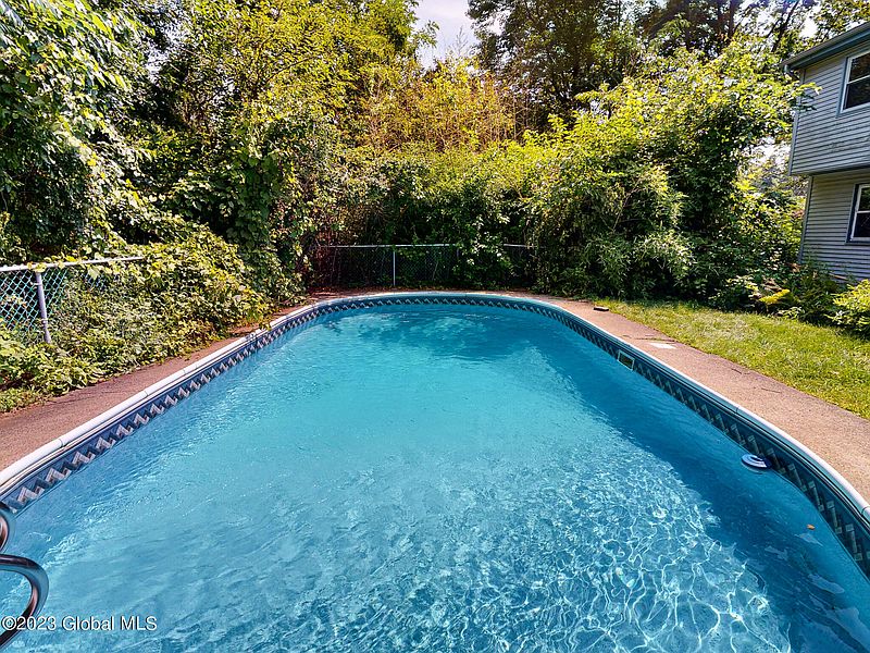 3rd image of 10 Bayberry Court