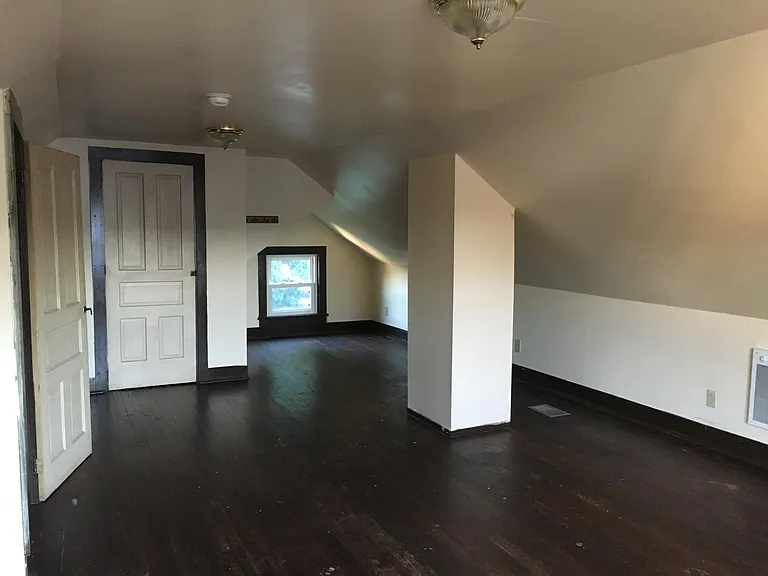 456 E School St — Photo 22