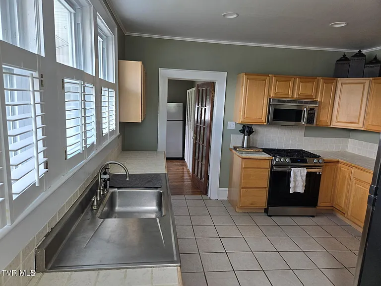 428 Maple St — Photo 9