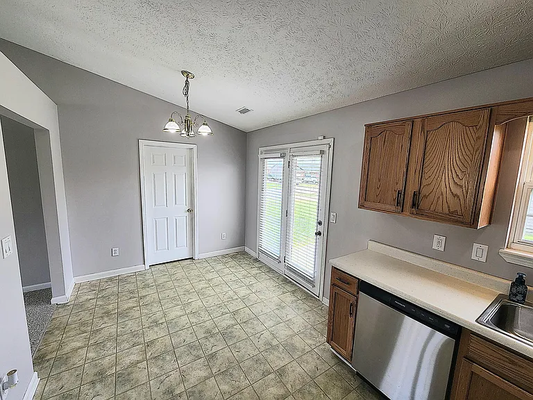 3906 Brownstone Dr — Photo 3