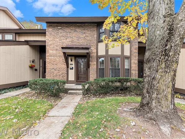 25317 Greenbrooke Dr, Southfield, MI 48033