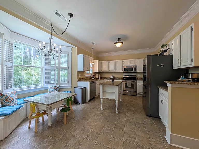 1920 Oak Tree Ln — Photo 10