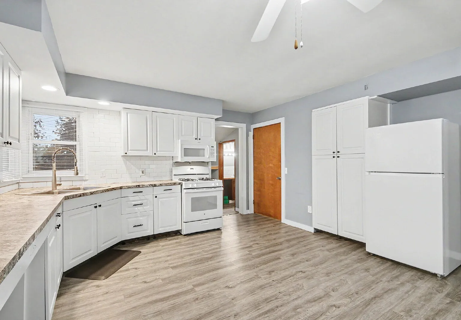 2 bed, 1.0 bath, 1142 sqft, $1,595 — Photo 2