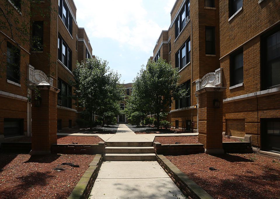 1st image of 725 W Barry Ave APT 3A