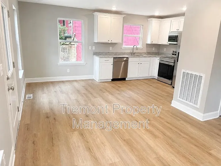 2620 E 21st St — Photo 5