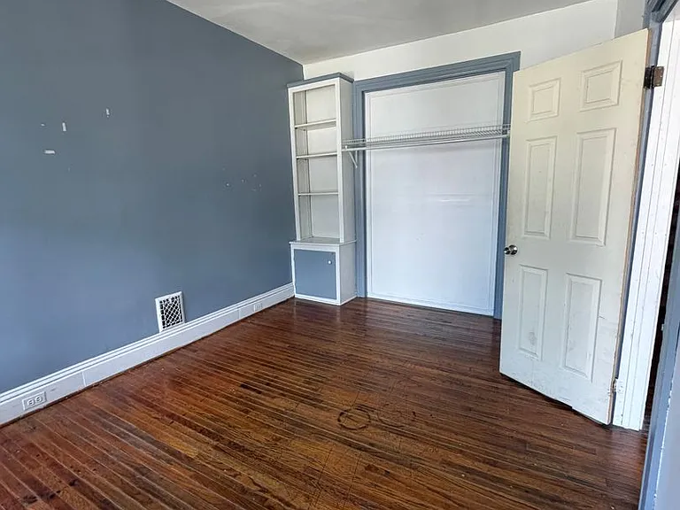 228 W Jackson St — Photo 3