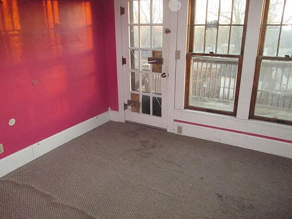 3rd image of 118 N Clark St