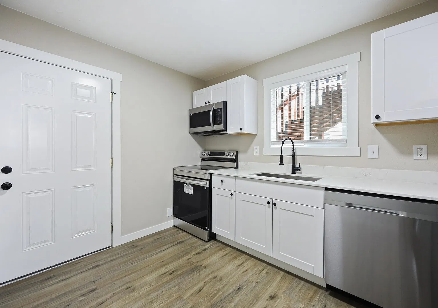 Newly Renovated 2 bedroom apartment - Ground Floor — Photo 4