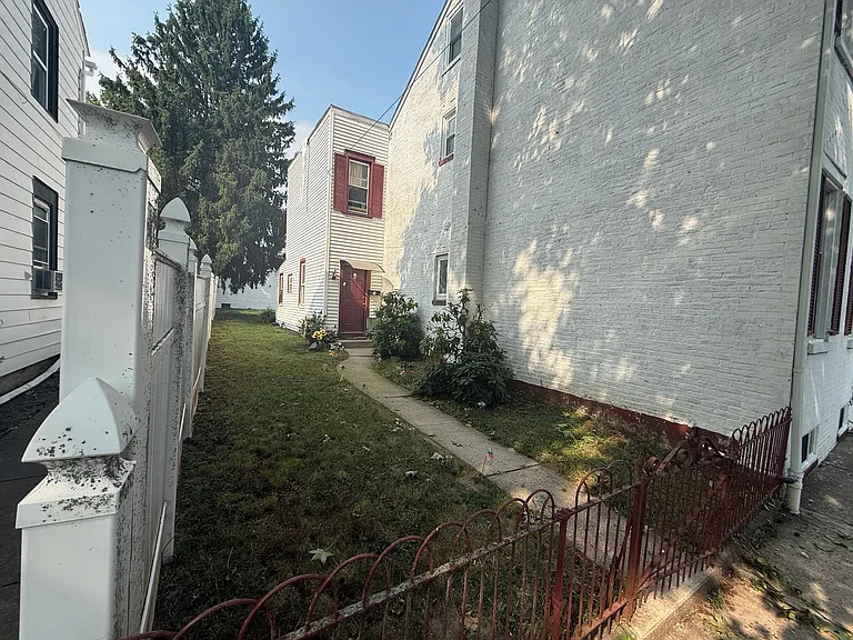 19 Walnut Street — Photo 4