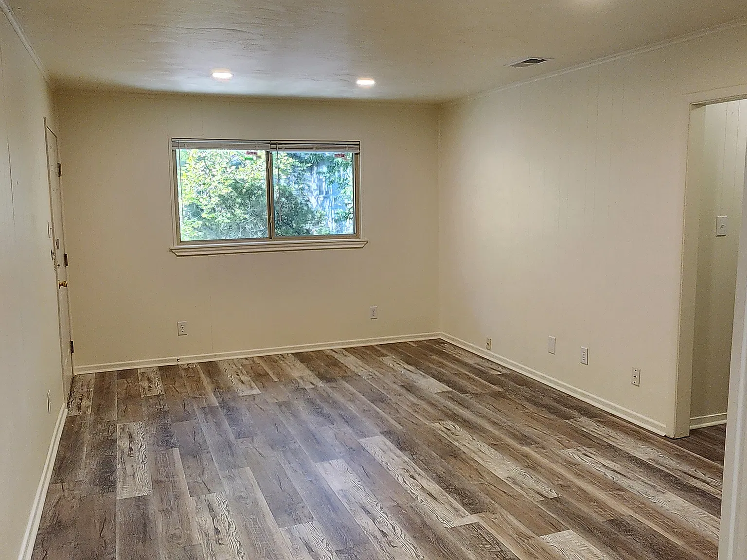 2 bed, 887 sqft, $995 — Photo 2