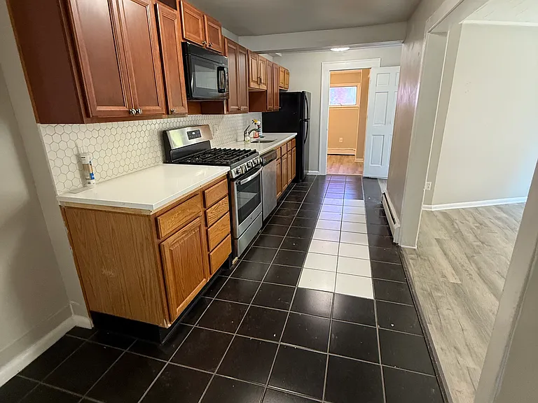274 E Washington Ave — Photo 2