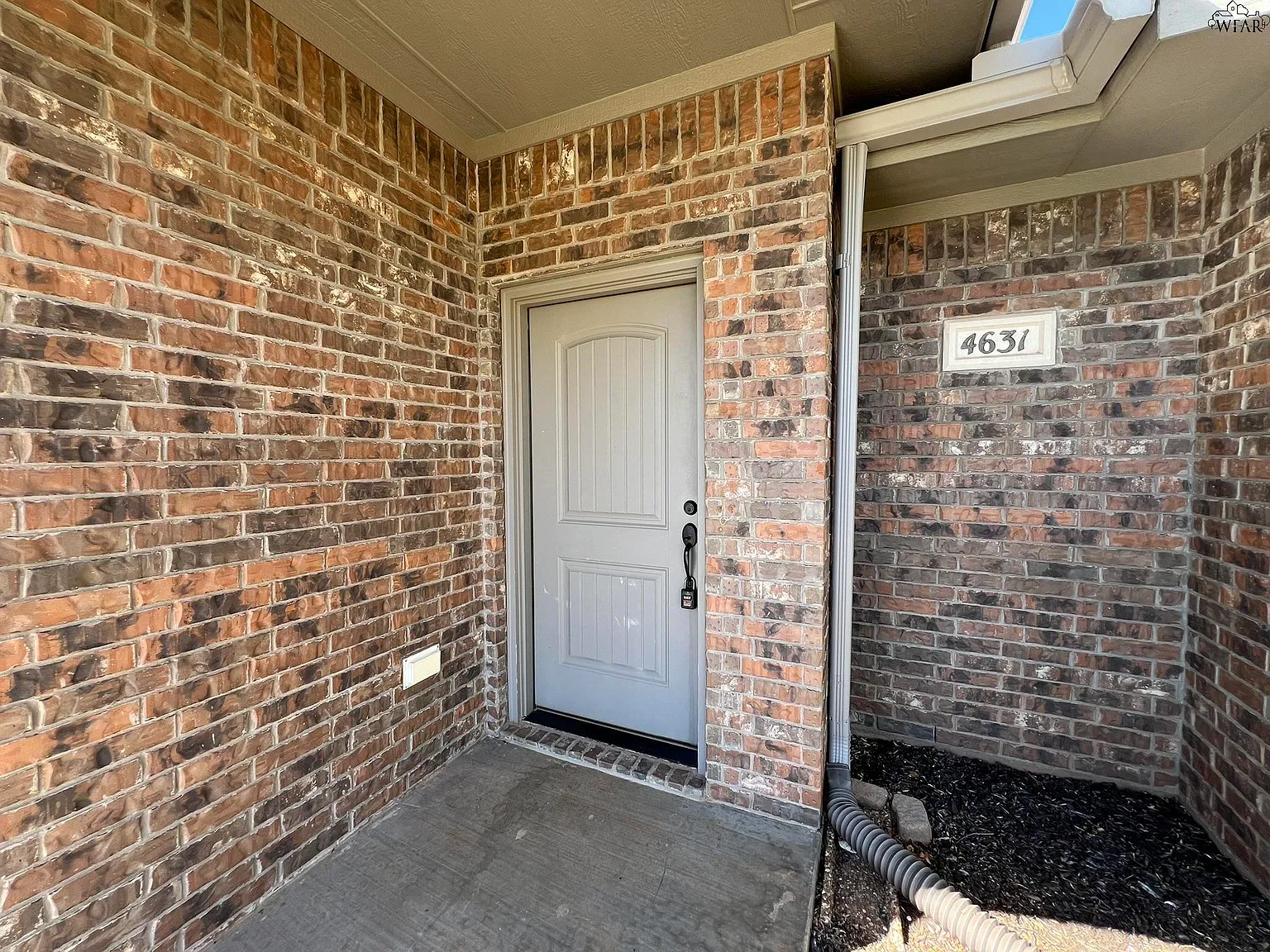 4 bed, 2.0 bath, 1896 sqft, $2,650 — Photo 2