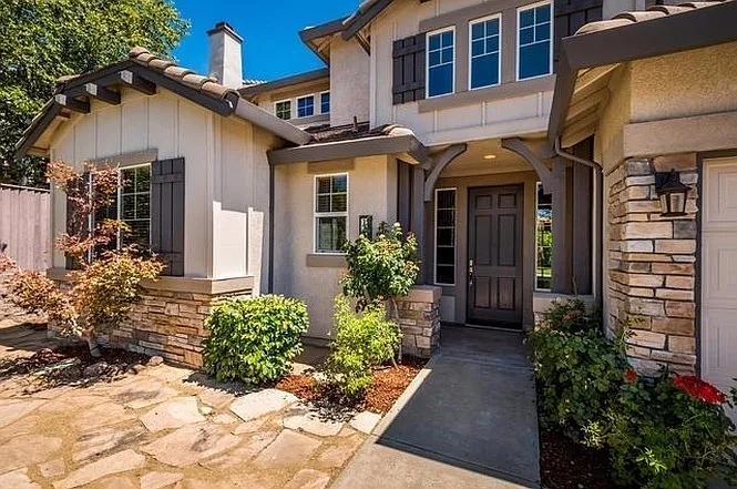 East Roseville Olympus Pointe 3900 sft 4 Bedroom + Den/Office, 5 Bathrooms, 3 Car Garage, Gardner... — Photo 2