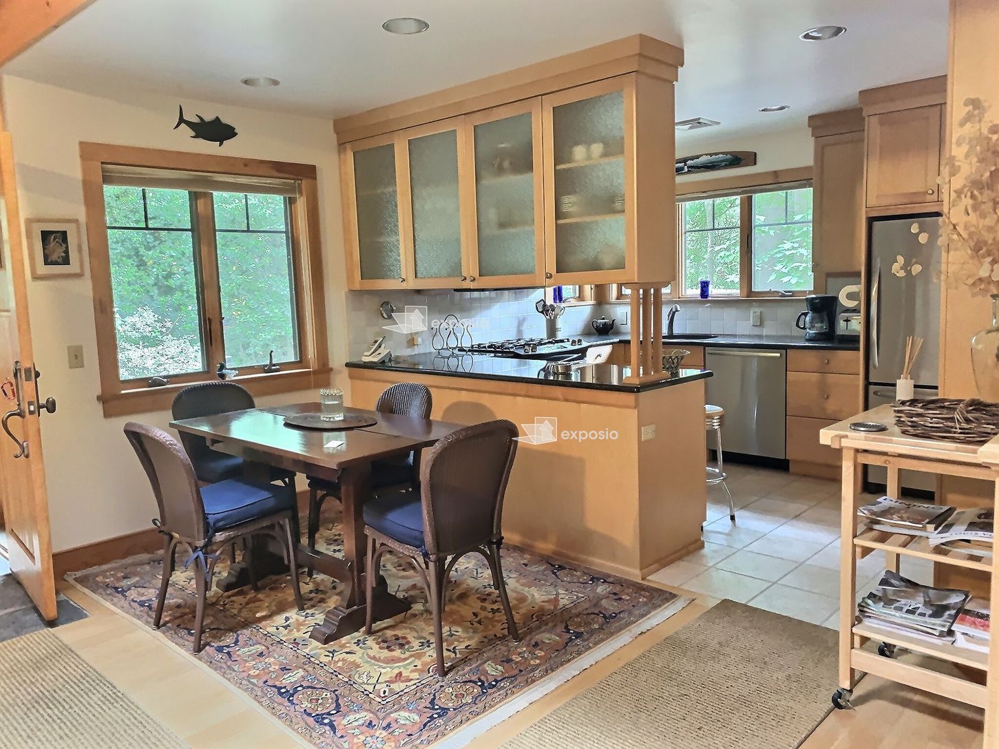  Open kitchen and eating area