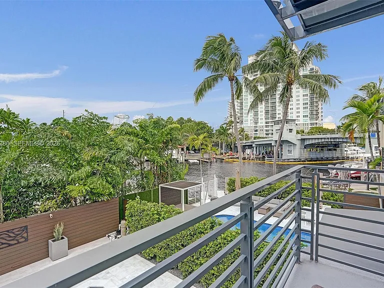453 SW 5th Ave — Photo 48